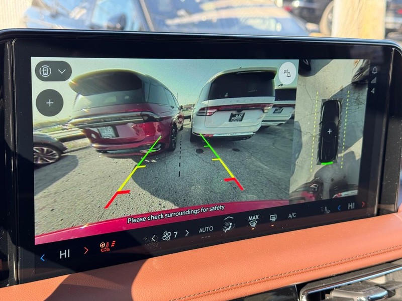Lincoln Aviator Vehicle Full-screen Gallery Image 26