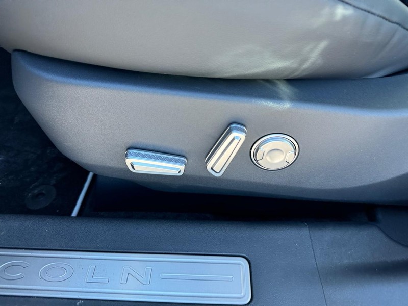 Lincoln Nautilus Vehicle Full-screen Gallery Image 18