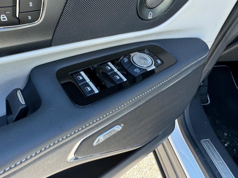 Lincoln Nautilus Vehicle Full-screen Gallery Image 19