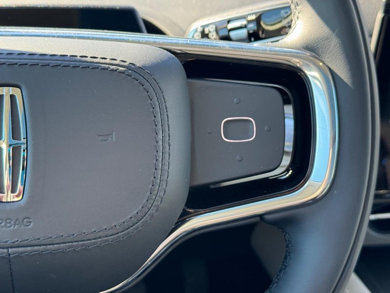 Lincoln Nautilus Vehicle Full-screen Gallery Image 23