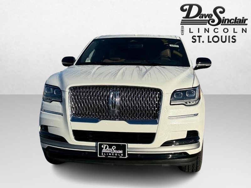 Lincoln Navigator Vehicle Full-screen Gallery Image 02