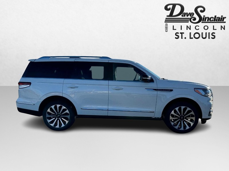 Lincoln Navigator Vehicle Full-screen Gallery Image 04