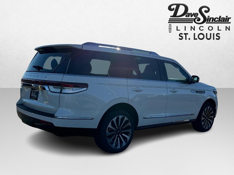 Lincoln Navigator Vehicle Full-screen Gallery Image 05
