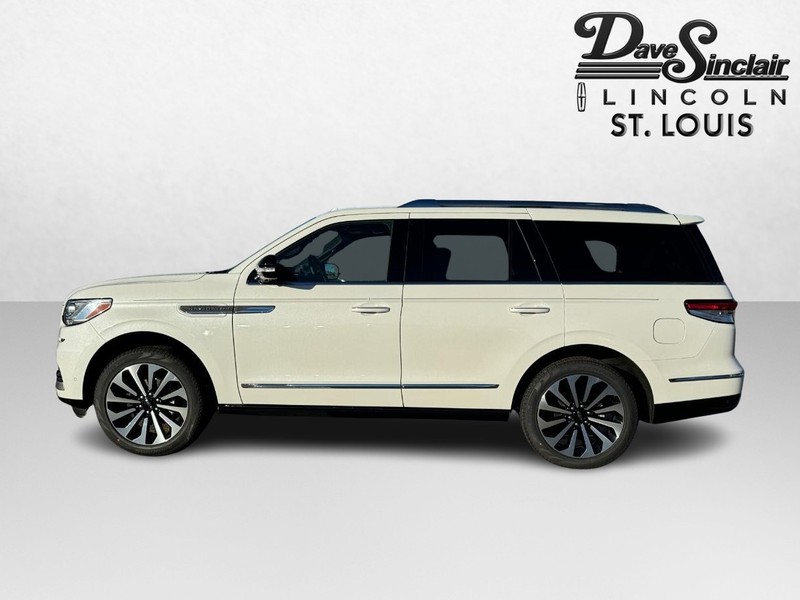 Lincoln Navigator Vehicle Full-screen Gallery Image 09