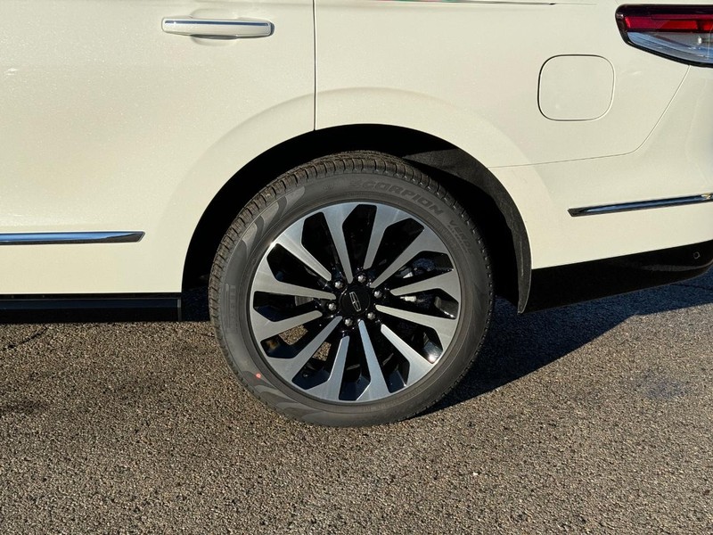 Lincoln Navigator Vehicle Full-screen Gallery Image 10