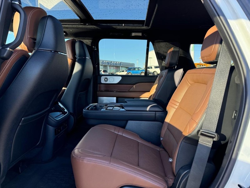 Lincoln Navigator Vehicle Full-screen Gallery Image 11