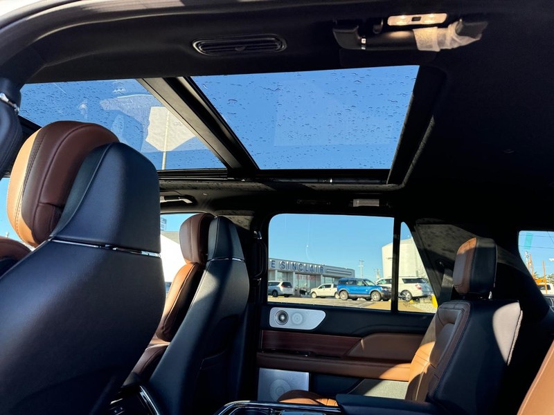 Lincoln Navigator Vehicle Full-screen Gallery Image 12