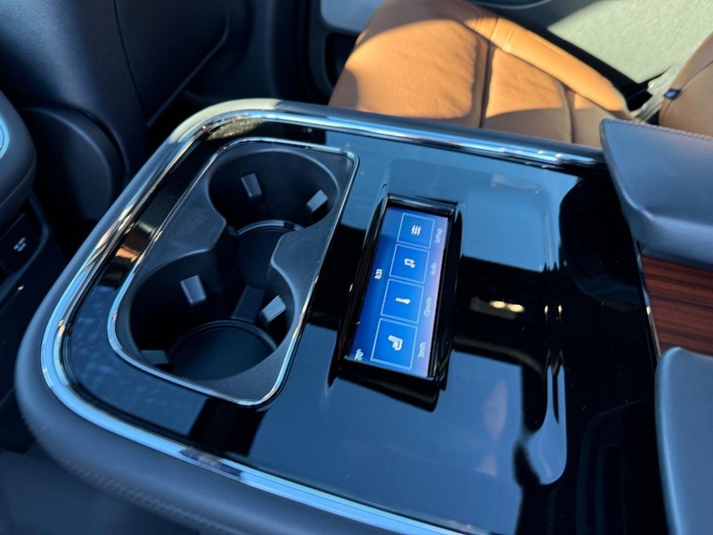 Lincoln Navigator Vehicle Full-screen Gallery Image 13