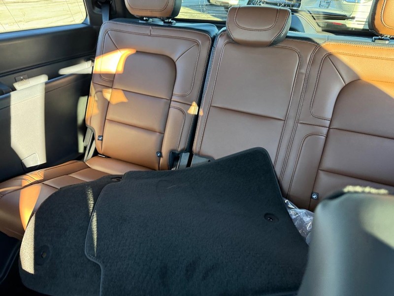 Lincoln Navigator Vehicle Full-screen Gallery Image 14