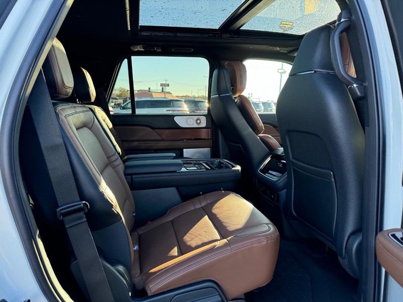 Lincoln Navigator Vehicle Full-screen Gallery Image 15