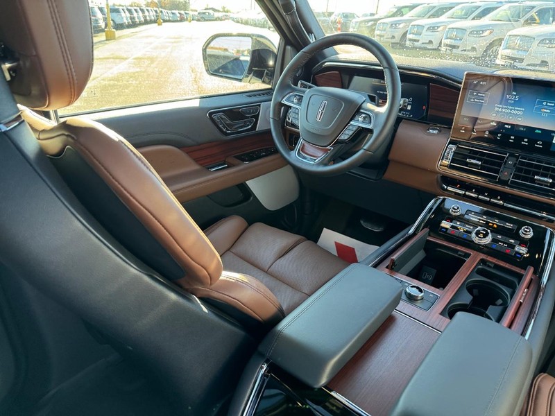 Lincoln Navigator Vehicle Full-screen Gallery Image 16