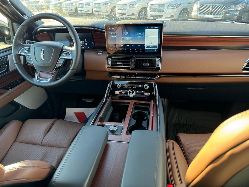 Lincoln Navigator Vehicle Full-screen Gallery Image 17