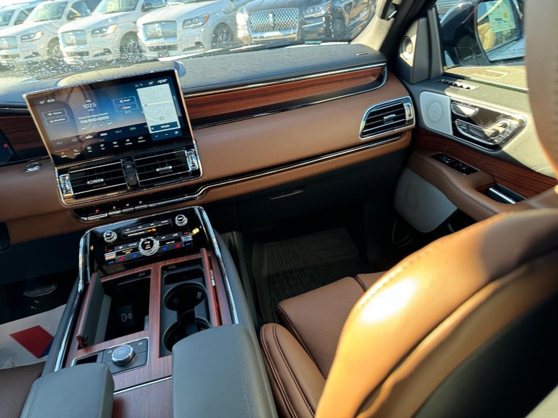Lincoln Navigator Vehicle Full-screen Gallery Image 18
