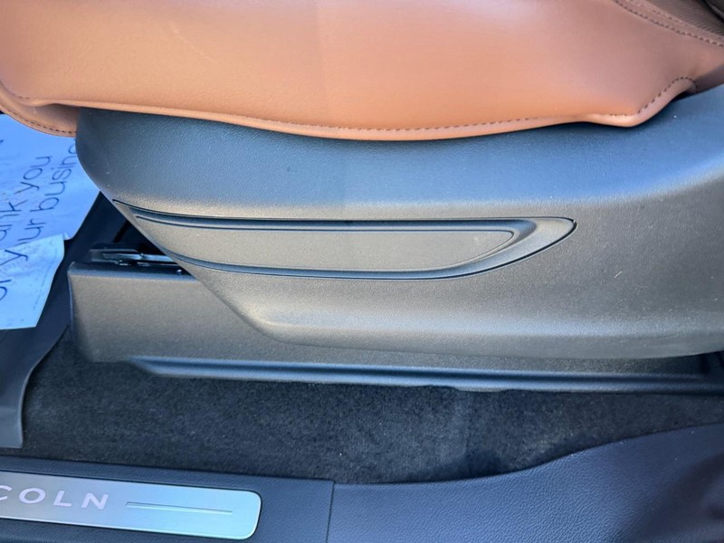 Lincoln Navigator Vehicle Full-screen Gallery Image 19
