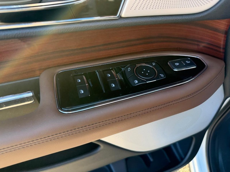 Lincoln Navigator Vehicle Full-screen Gallery Image 20