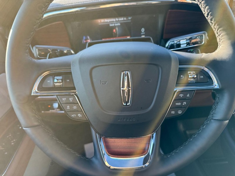 Lincoln Navigator Vehicle Full-screen Gallery Image 22