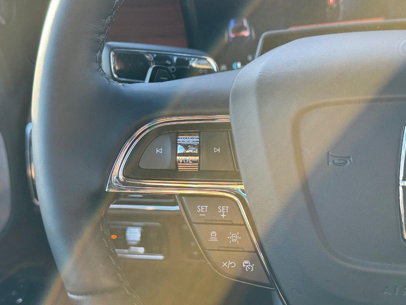 Lincoln Navigator Vehicle Full-screen Gallery Image 23