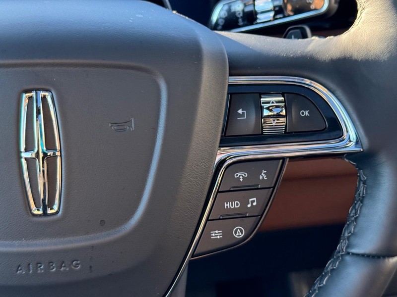 Lincoln Navigator Vehicle Full-screen Gallery Image 24
