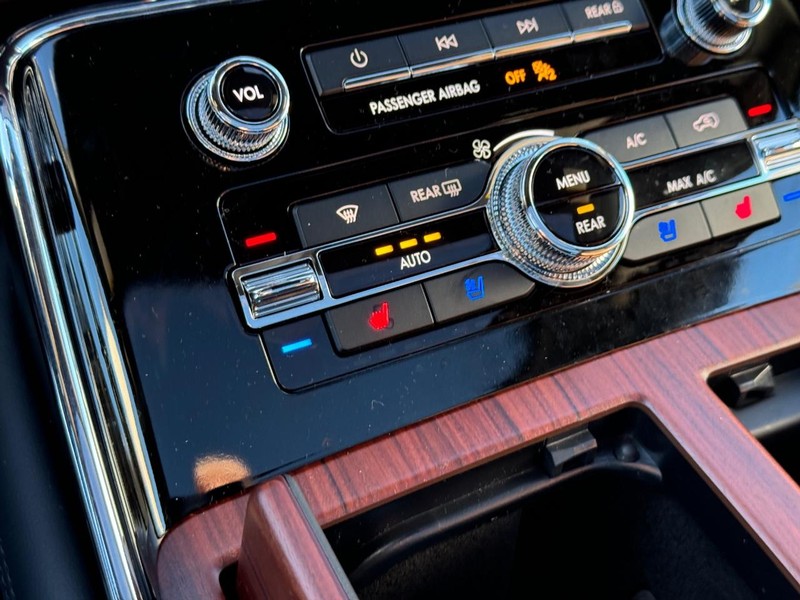 Lincoln Navigator Vehicle Full-screen Gallery Image 26