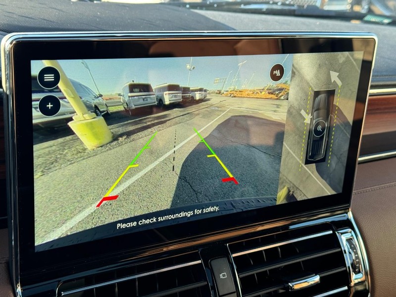 Lincoln Navigator Vehicle Full-screen Gallery Image 27