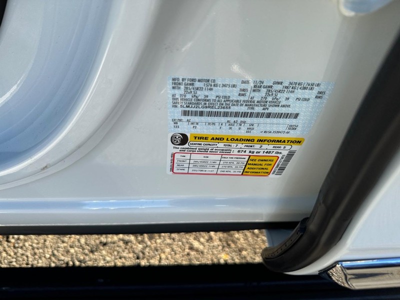 Lincoln Navigator Vehicle Full-screen Gallery Image 28