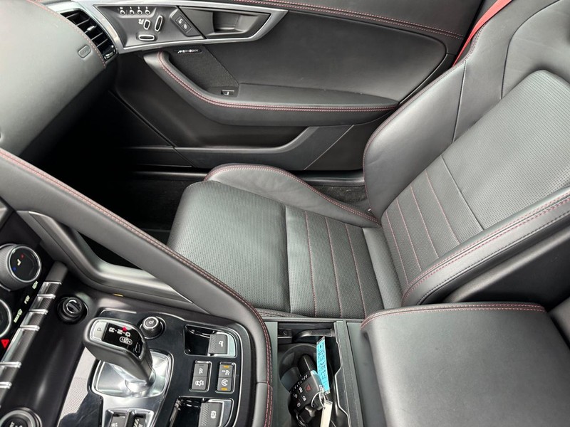 Jaguar F-Type Vehicle Full-screen Gallery Image 13