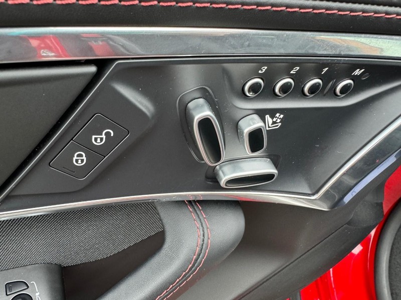 Jaguar F-Type Vehicle Full-screen Gallery Image 14