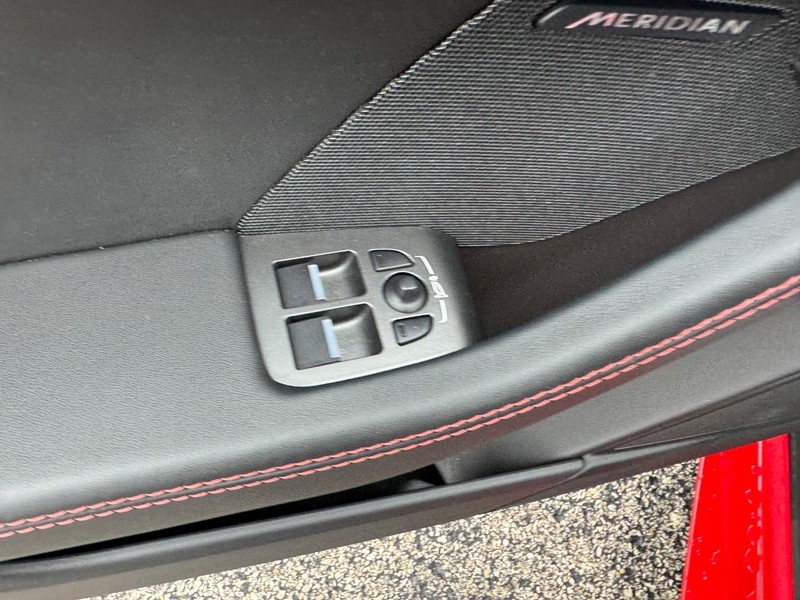 Jaguar F-Type Vehicle Full-screen Gallery Image 15