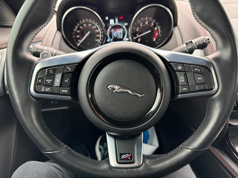 Jaguar F-Type Vehicle Full-screen Gallery Image 17