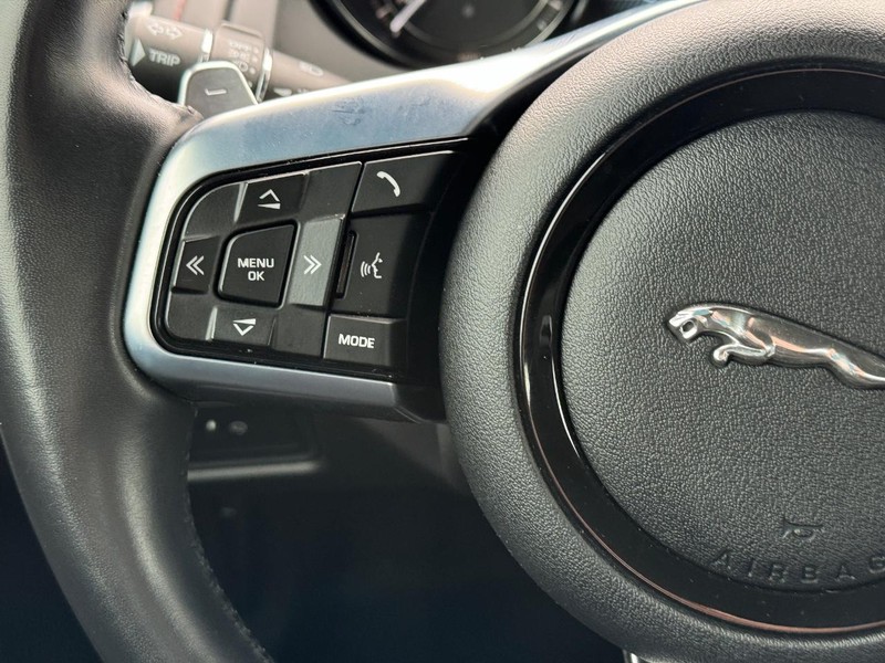 Jaguar F-Type Vehicle Full-screen Gallery Image 18