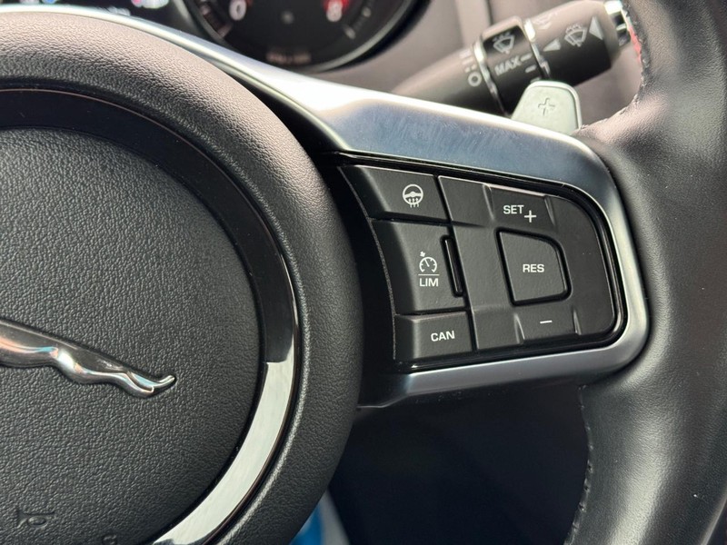 Jaguar F-Type Vehicle Full-screen Gallery Image 19