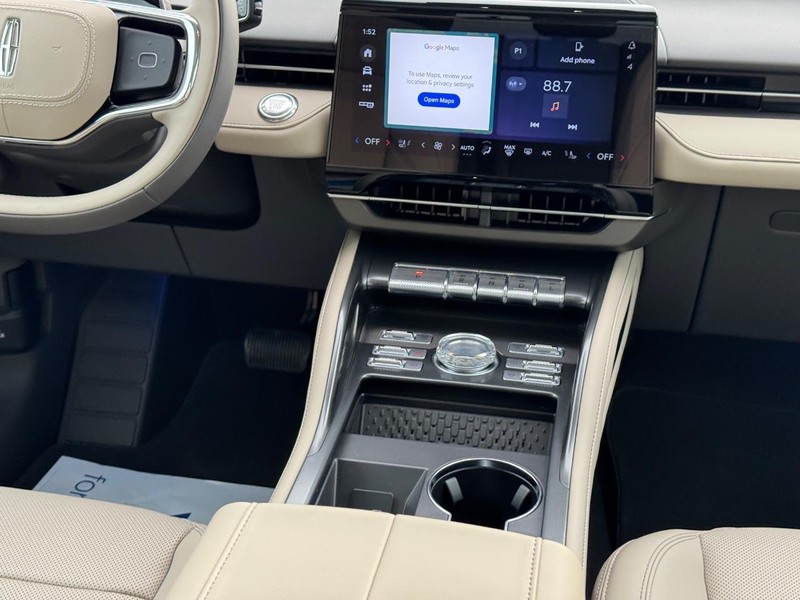 Lincoln Nautilus Vehicle Full-screen Gallery Image 17