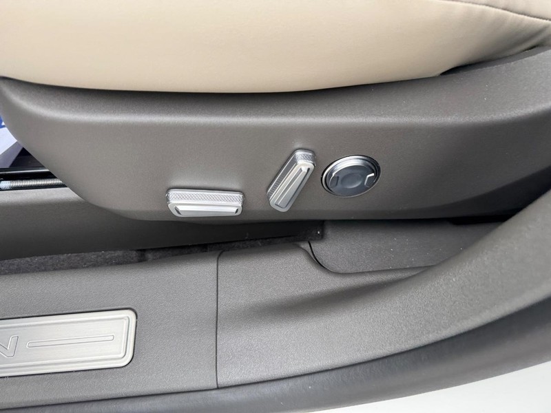 Lincoln Nautilus Vehicle Full-screen Gallery Image 18