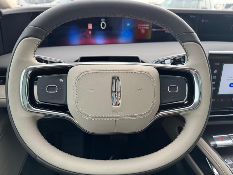 Lincoln Nautilus Vehicle Full-screen Gallery Image 21