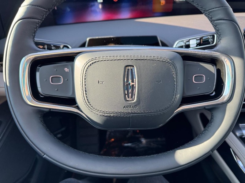 Lincoln Nautilus Vehicle Full-screen Gallery Image 23