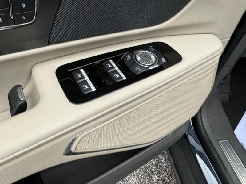 Lincoln Nautilus Vehicle Full-screen Gallery Image 18