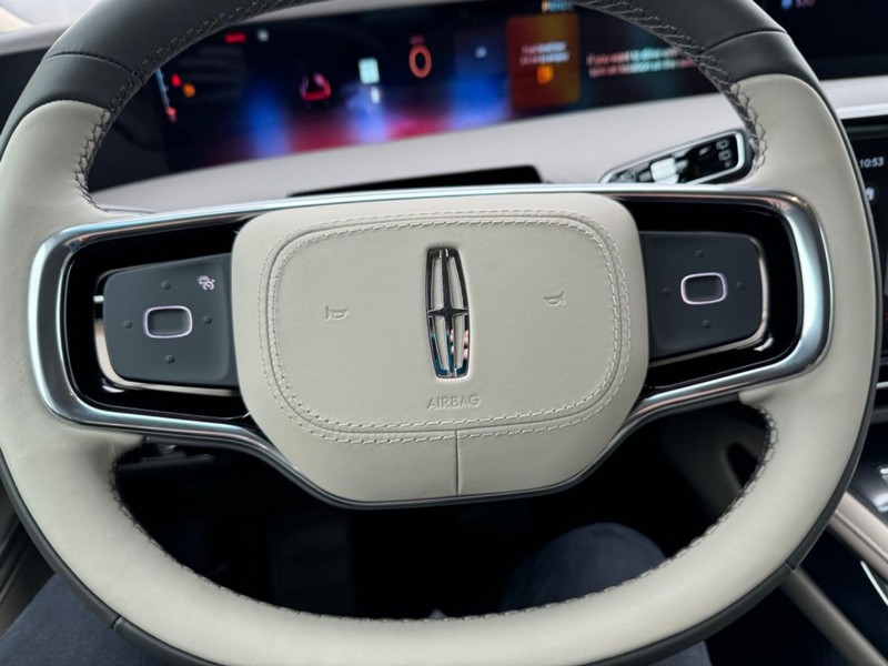 Lincoln Nautilus Vehicle Full-screen Gallery Image 20