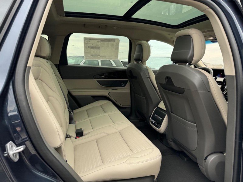 Lincoln Nautilus Vehicle Full-screen Gallery Image 13