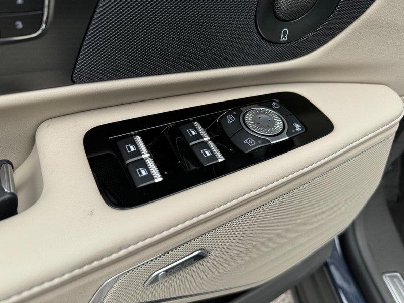 Lincoln Nautilus Vehicle Full-screen Gallery Image 19