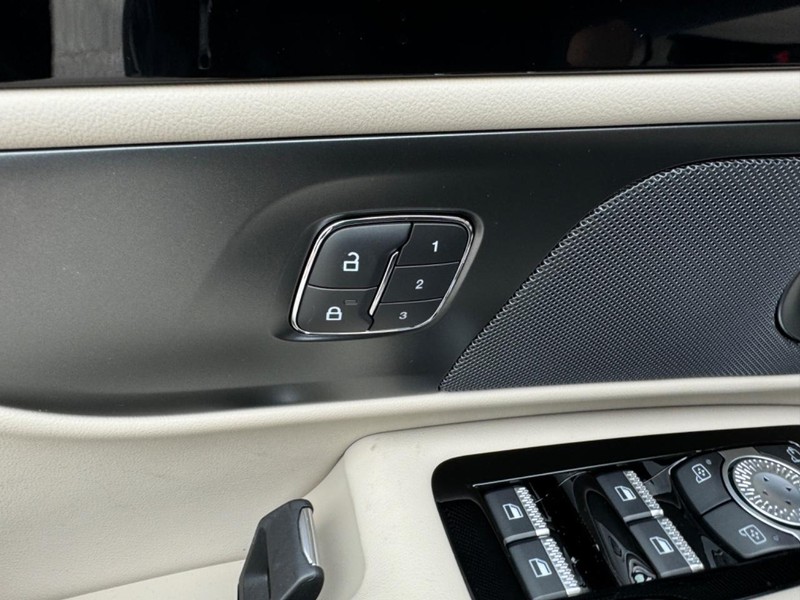 Lincoln Nautilus Vehicle Full-screen Gallery Image 20