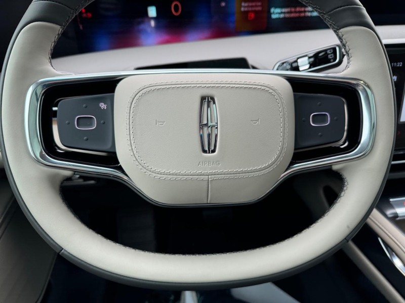 Lincoln Nautilus Vehicle Full-screen Gallery Image 21