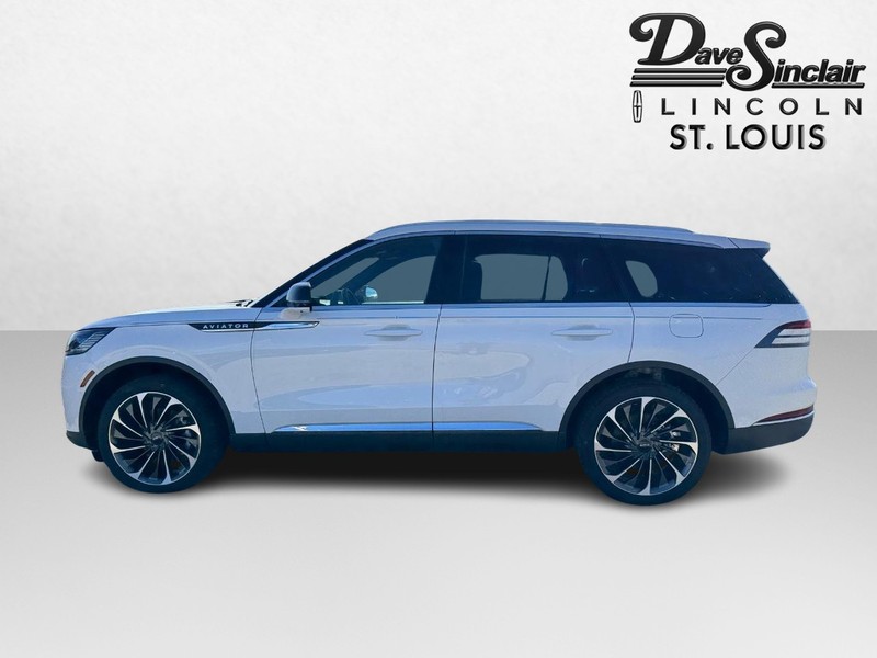 Lincoln Aviator Vehicle Full-screen Gallery Image 09