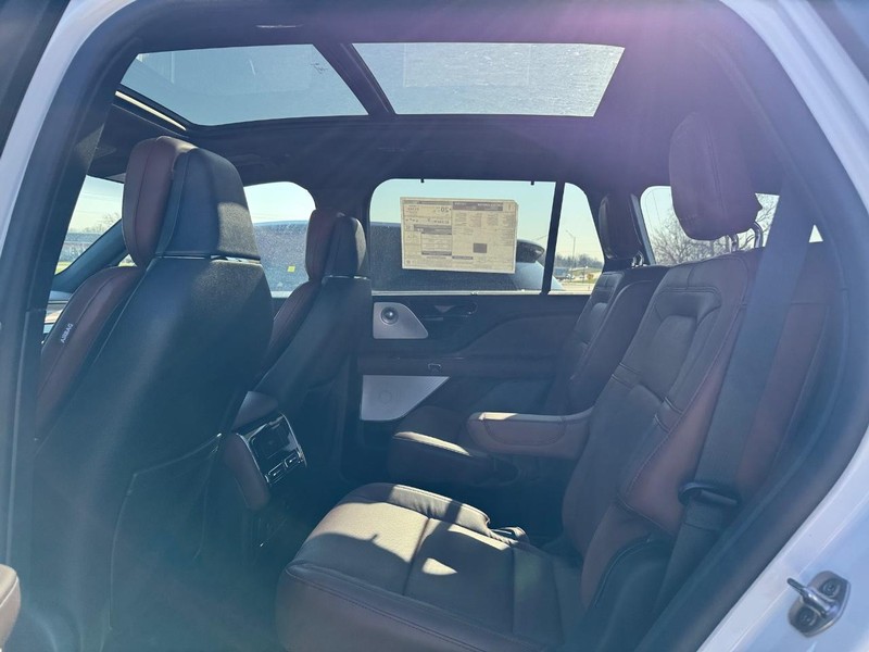 Lincoln Aviator Vehicle Full-screen Gallery Image 11