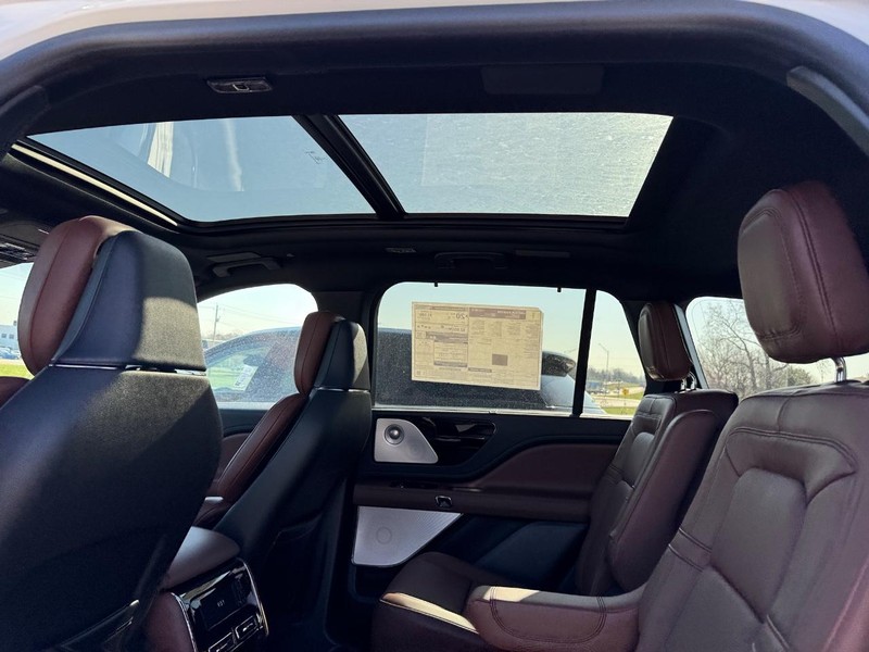 Lincoln Aviator Vehicle Full-screen Gallery Image 12
