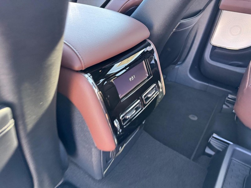 Lincoln Aviator Vehicle Full-screen Gallery Image 13