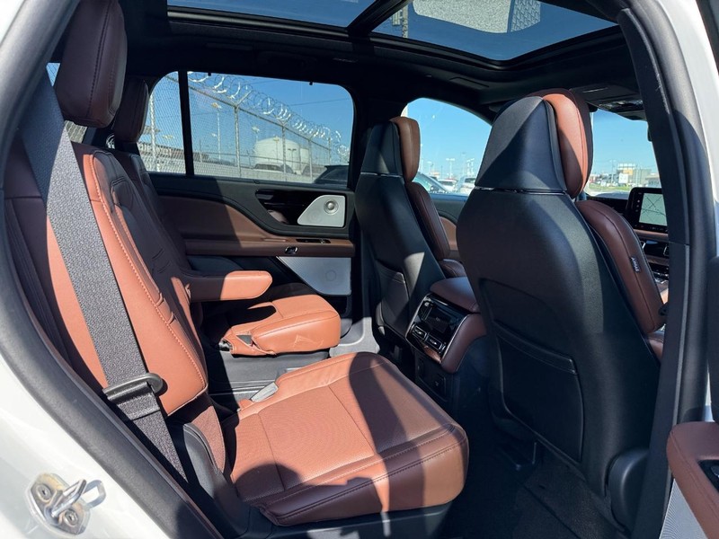 Lincoln Aviator Vehicle Full-screen Gallery Image 15