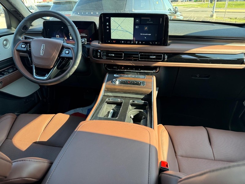 Lincoln Aviator Vehicle Full-screen Gallery Image 16