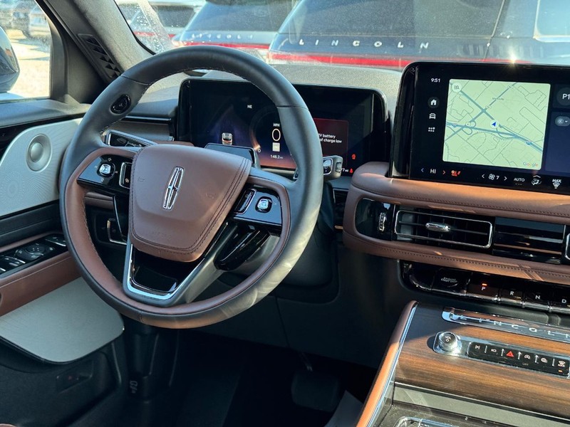 Lincoln Aviator Vehicle Full-screen Gallery Image 17