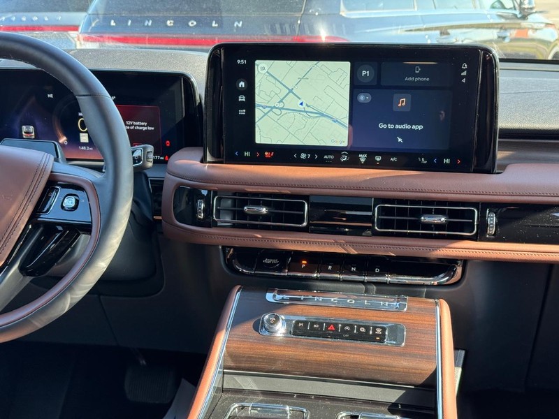 Lincoln Aviator Vehicle Full-screen Gallery Image 18