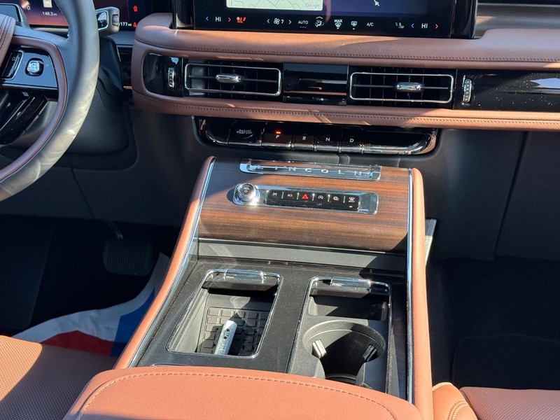 Lincoln Aviator Vehicle Full-screen Gallery Image 19